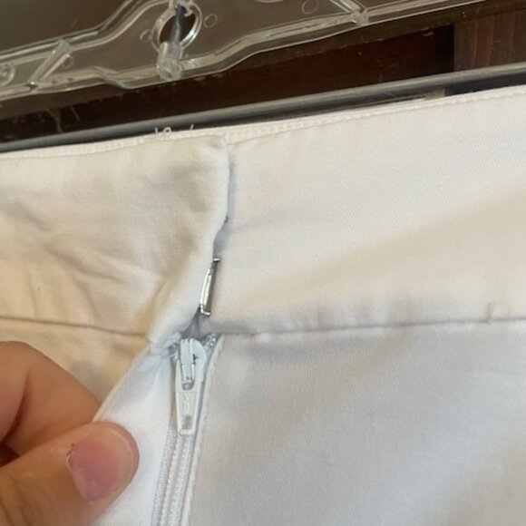 Ann Taylor Signature White Shorts, Size 14 - Picture 2 of 5